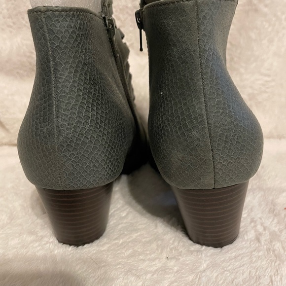 Never worn Yuu women’s gray boots. Size 12 M. - Picture 7 of 7